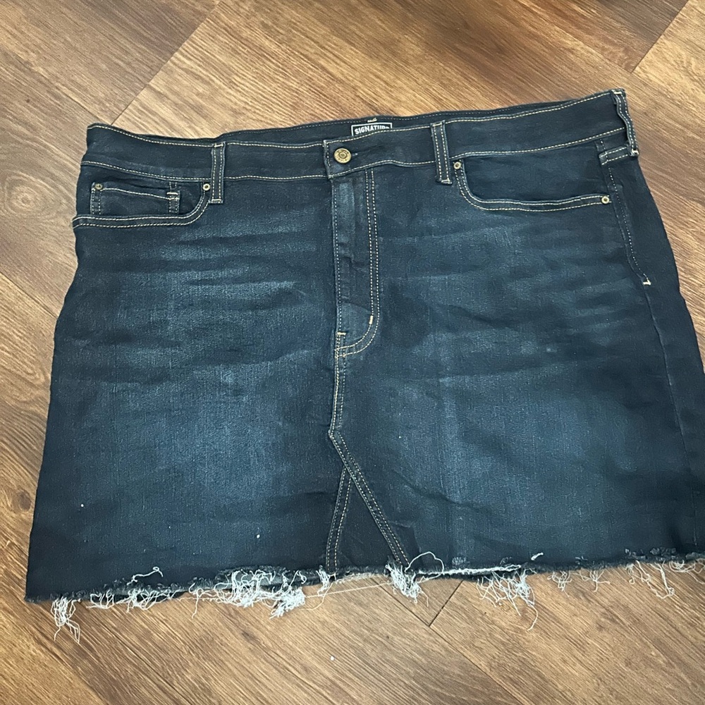 Levi's Signature  Gold Mid-Rise Denim Skirt